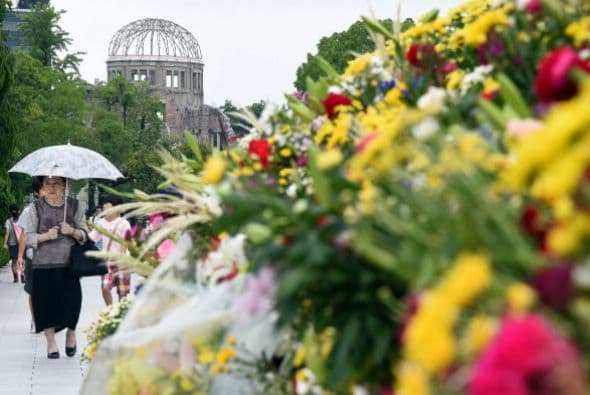 Tras el minuto de silencio, el alcalde de la ciudad, Kazumi Matsui, pidió “un desarme total”.