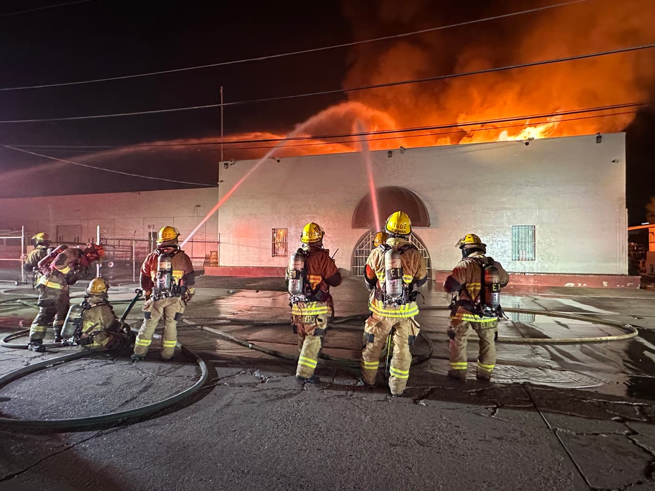 El dueño del inmueble en el lugar informó que el edificio se utiliza como distribuidor de liquidación de productos de farmacia y abarrotes.