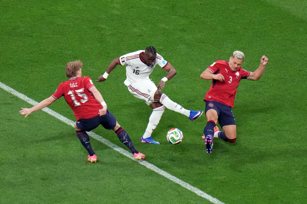 El mexicano Julián Quiñones golpea el balón ante los checos Tomáš Holeš y Pavel Šulc