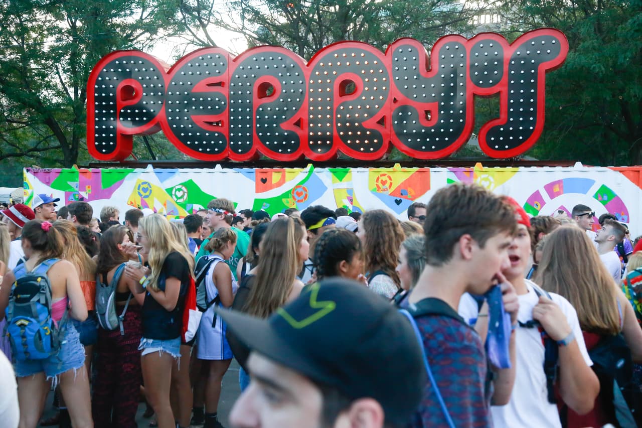 Desde disfraces de unicornios hasta atuendos muy veraniegos, pero eso sí muy buena vibra. Aquí una galería de fotos de la moda y el ambiente de Lollapalooza.