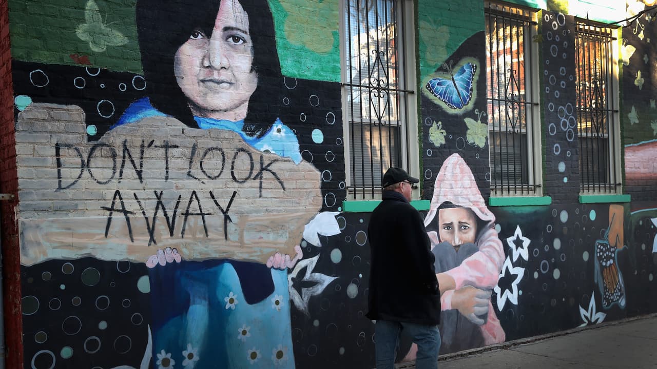 Gobernador de Illinois firma paquete legislativo para proteger y asistir a inmigrantes