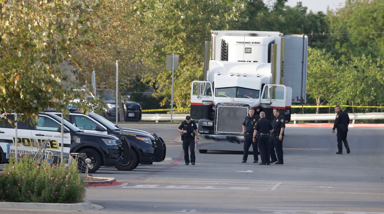 La temperatura en San Antonio alcanzó el sábado los 101 grados Fahrenheit (38 grados centígrados) y no bajó de los 90 (32 centígrados) hasta después de las 10 de la noche. El remolque no tenía funcionando su sistema de aire acondicionado, señaló el jefe de bomberos.