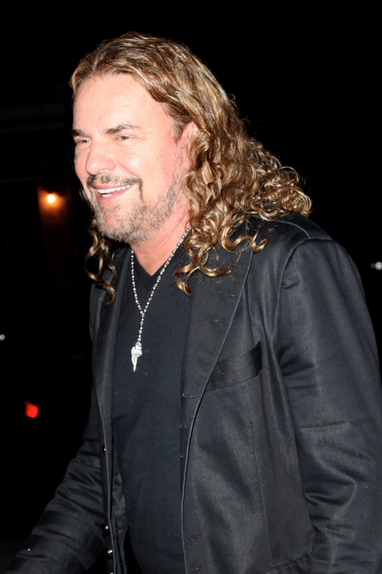 Y fue entre 2013 y 2015, cuando 
<b><a href="https://www.univision.com/entretenimiento/nunca-estuve-enamorada-de-fher-de-mana-confiesa-su-ex-monica-noguera">estuvo casado con Mónica Noguera</a></b>, que el cantautor se sometió a una cirugía plástica para rejuvenecer la zona de los ojos y la papada.