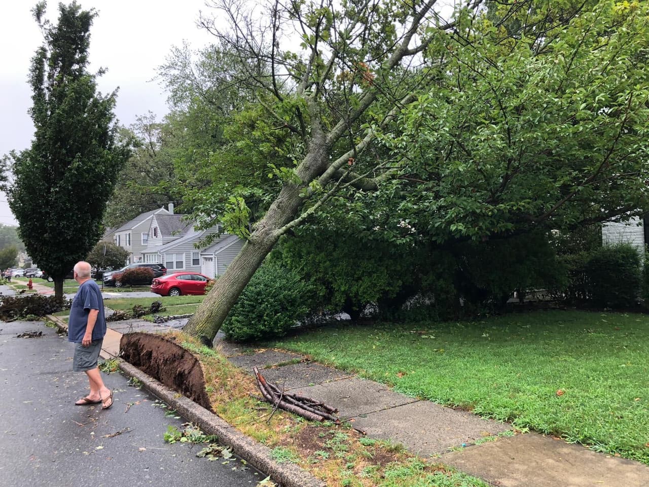 En Nutley, Nueva Jersey, residentes se vieron afectados con destrozos con el paso de la tormenta tropical.