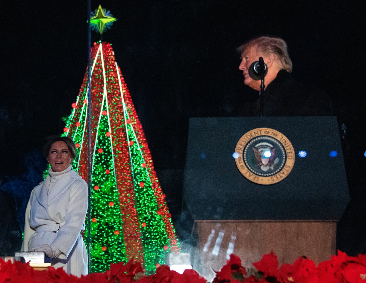 Donald Trump hizo la cuenta regresiva y la primera dama, Melania Trump, oprimió el botón que encendió las luces del árbol navideño en el Parque Presidencial, frente a la fachada sur de la Casa Blanca.