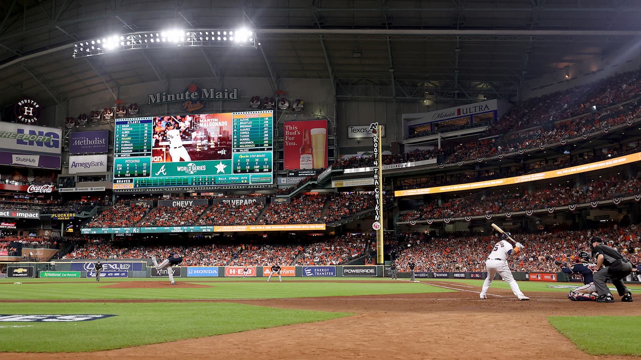Kyle Tucker anotó la primera carrera para los Astros tras un error en la defensa de los Bravos.