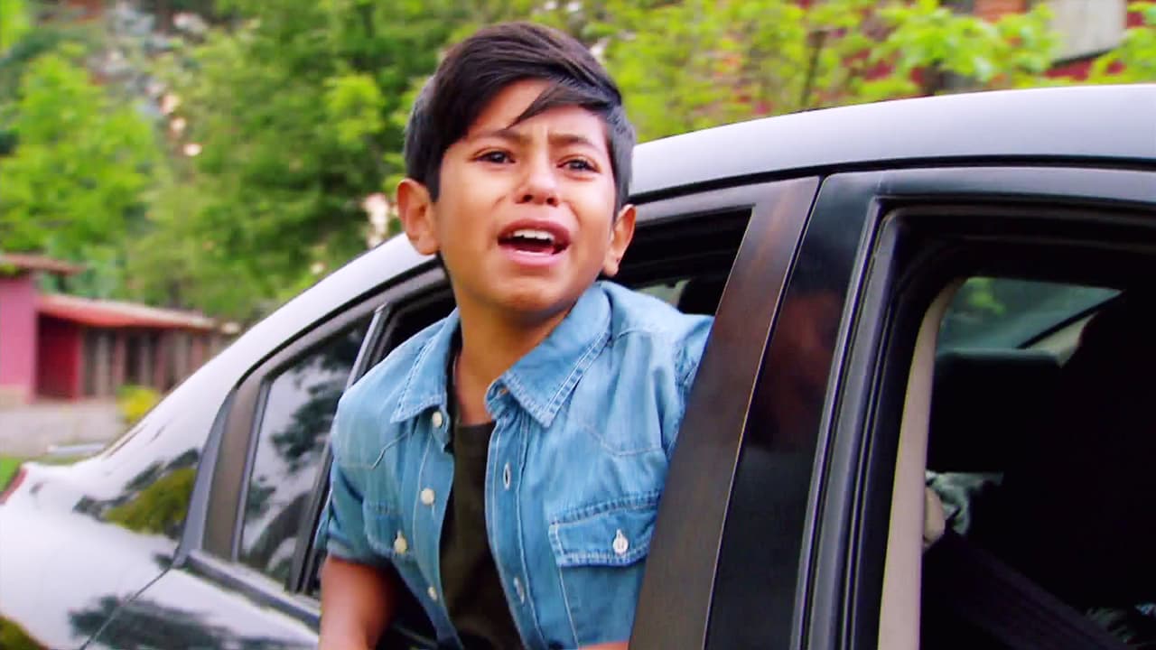 El pobre está desesperado, no quiere alejarse de ti. ¡Haz algo Diego!