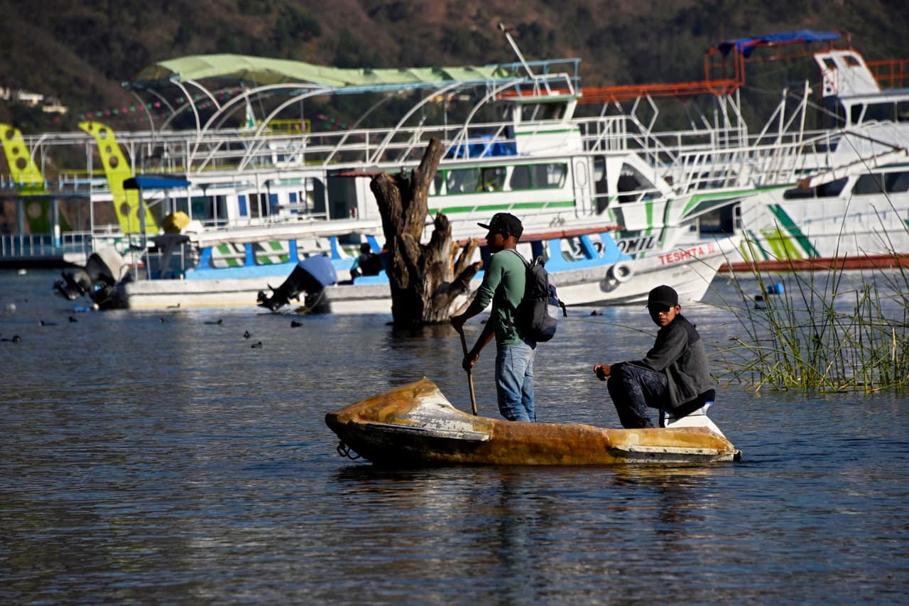 Los científicos advierten que, debido a esta contaminación, el Atitlán está pasando por un proceso de degradación alarmante porque el agua cada vez tiene menos oxígeno y la vida acuática está sufriendo mucho.