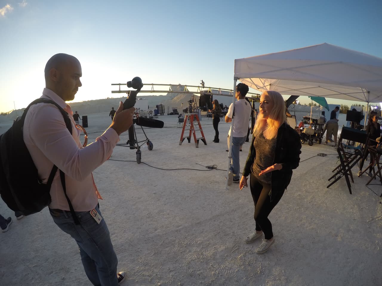 Pablo Sanchis y Beatriz Vernon de Uforia Music cubriendo la filmación de 'Otra Cosa' a través de Facebook Live.