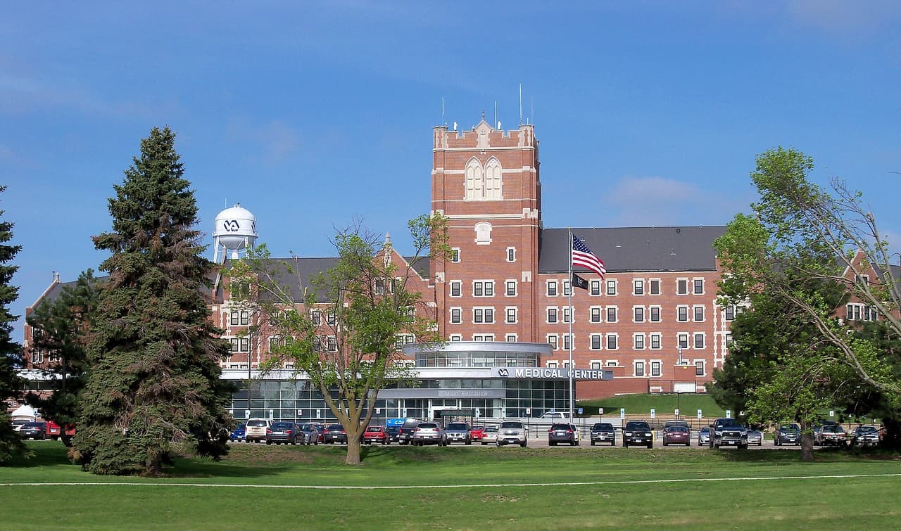 <h3 class="cms-H3-H3">15. Dakota del Sur</h3>
<br>
<br>💊 
<b>Adultos con menos de 65 años sin seguro médico: </b>11.4%
<br>
<br>💊 
<b>Tasa de pobreza: </b>12.3%
<br>
<br>💊 
<b>Población: </b>895,376 habitantes.
<br>