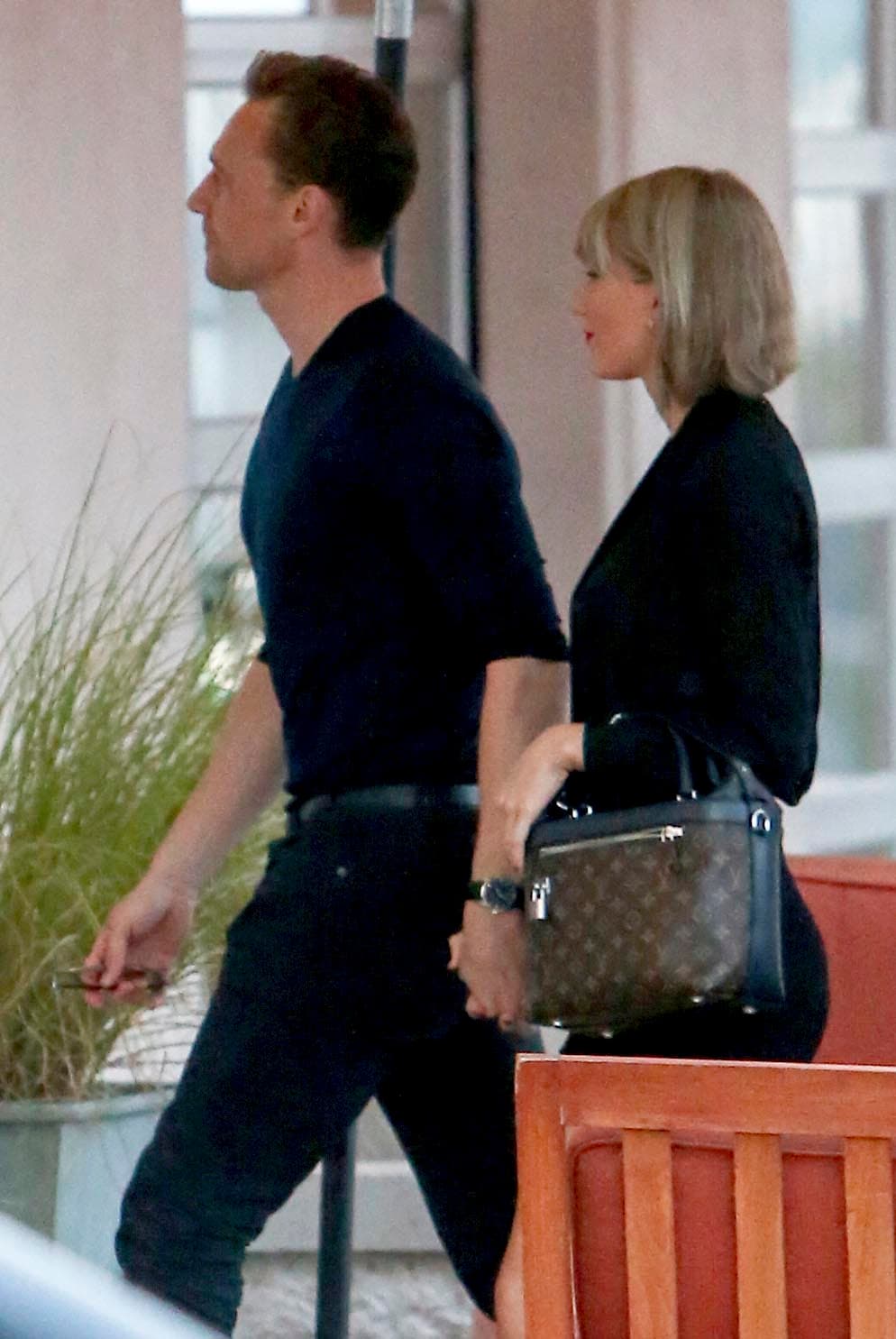 El actor de 'Avengers' la lleva de la mano, muy 'machote'.