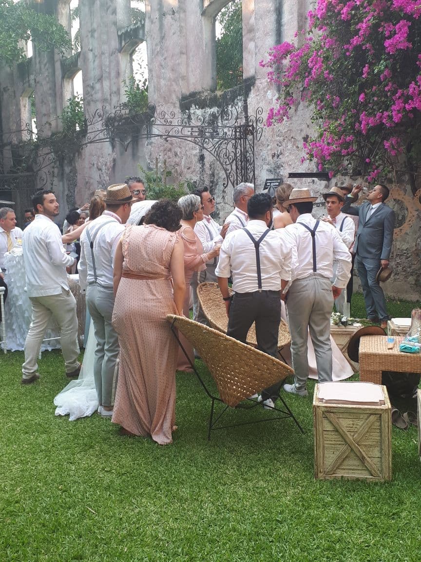 Amigos y familiares estaban listos para brindar con los novios.