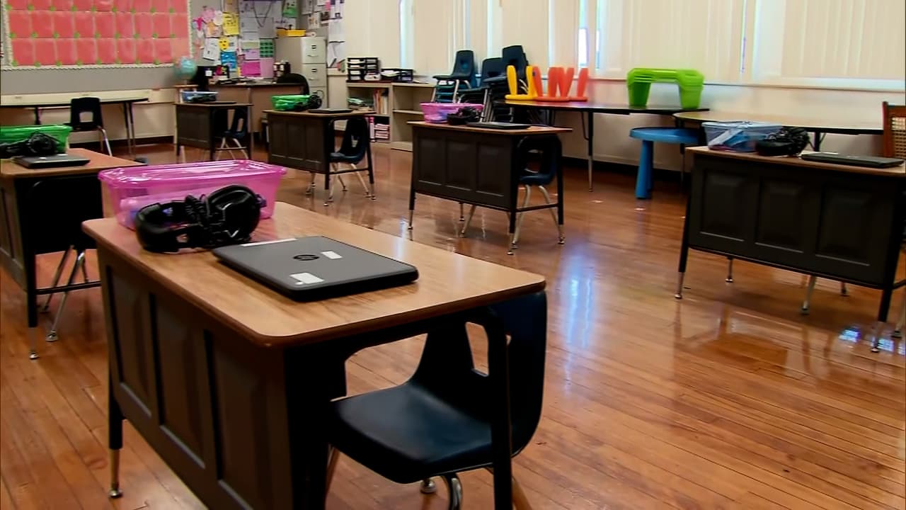 A una semana de haber iniciado clases, 5,599 estudiantes y 316 trabajadores son puestos en cuarentena en un condado de Florida