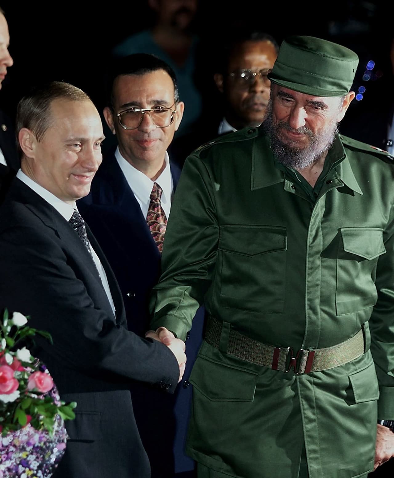 El mismo año que Putin asumió la presidencia de Rusia, el líder cubano Fidel Castro lo recibió en La Habana. Putin aterrizó en la isla el 13 de diciembre de 2000 para realizar una visita de cuatro días, que fue mitad oficial, mitad vacación. Era la primera vez que un líder ruso viajaba a Cuba desde 1989, cuando Mijail Gorbachov visitó la isla poco antes del colapso de la Unión Soviética. (Foto Adalberto Roque / AFP / Getty Images)