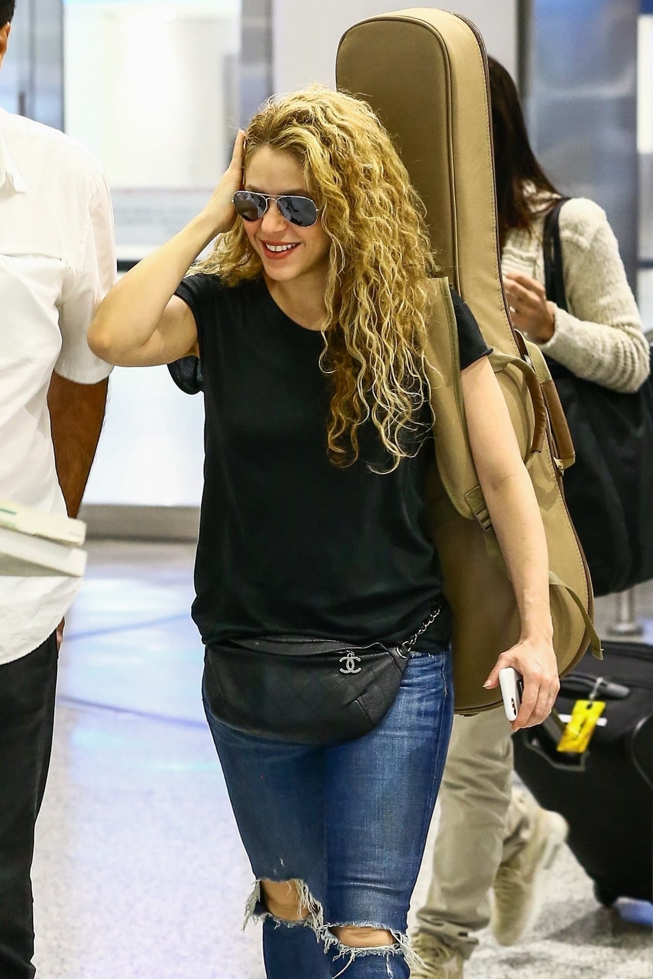 Radiante lucía Shakira al llegar al Aeropuerto Internacional de Miami, este miércoles en la tarde.