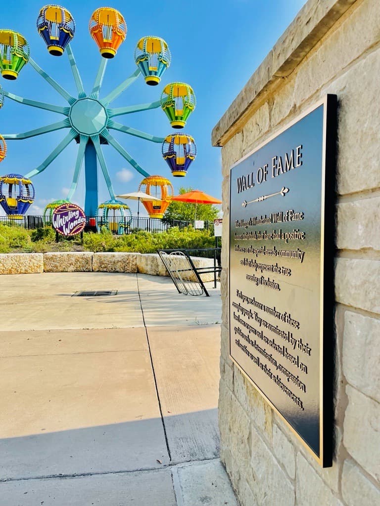 Este parque fue creado para permitir que todos se reúnan y se diviertan, independientemente de sus habilidades. Sin embargo, en lugar de construir un parque y luego hacer arreglos para personas con necesidades especiales, Morgan’s Wonderland comenzó identificando qué obstáculos y barreras ocurren dentro de la comunidad con necesidades especiales.