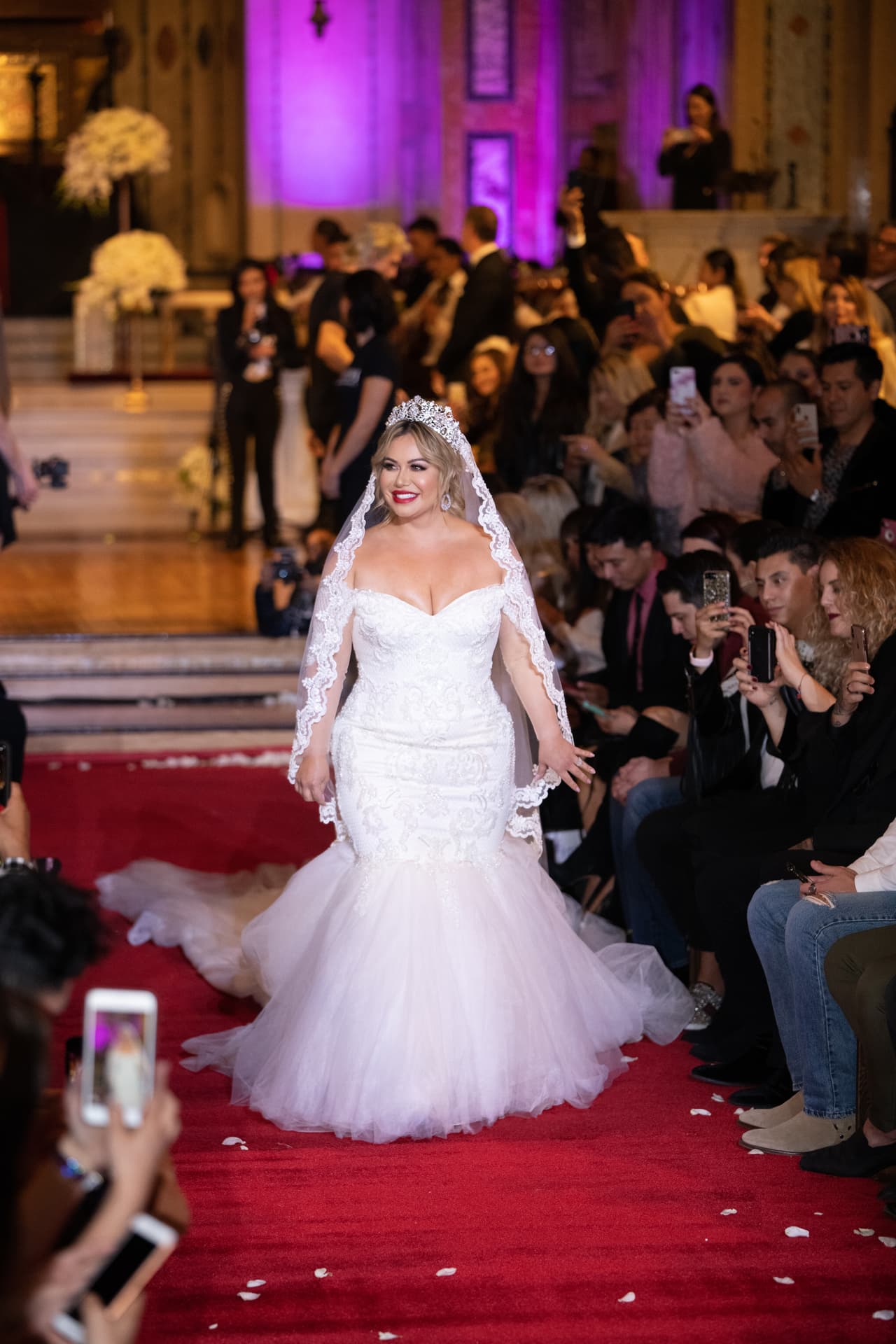 “Cada vestido se tarda de tres a seis meses por todo el trabajo que le hacemos”, tal y como sucedió con este vestido de Chiquis llamado Wtonne y que fue diseñado específicamente para ella.