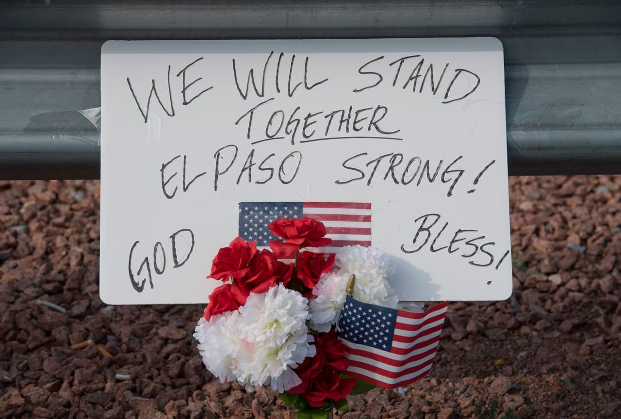 <b>“Permaneceremos juntos, El Paso fuerte”, </b>se lee en este mensaje. 
<a href="https://www.univision.com/noticias/politica/los-hispanos-como-blanco-de-un-crimen-de-odio-el-papel-de-la-retorica-antiimigrante-de-trump-en-la-masacre-de-el-paso">Tres de los mexicanos asesinados residían en Chihuahua, estado fronterizo con EEUU</a> y habían ido de compras a la tienda Walmart.