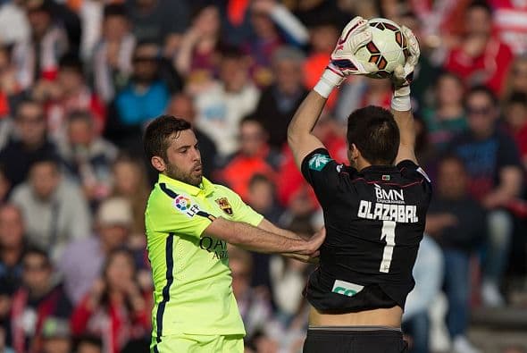Acciones de la jornada 25 en España donde el Barcelona goleó 3-1 al Granada a domicilio con anotaciones de Rakitic, Suárez y Leo Messi.