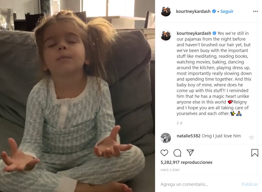 Además, comparte momentos con sus hijos y detalla algunas de las actividades que realizan: "Todavía estamos en pijama y todavía no nos hemos cepillado el cabello, pero hemos estado ocupados con cosas importantes como meditar, leer libros, ver películas, hornear, bailar en la cocina, disfrazarse [...] Pasando tiempo juntos".