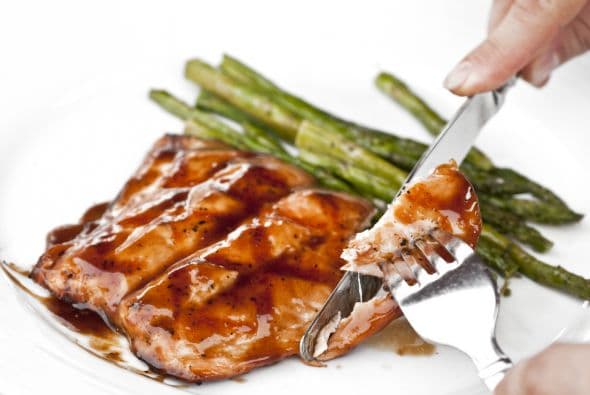 Para elaborarlo, combina una cucharada de pasta ahumada de chipotle con jugo de lima y aceite de maíz, y agrega una pizca de canela molida y sal a gusto.