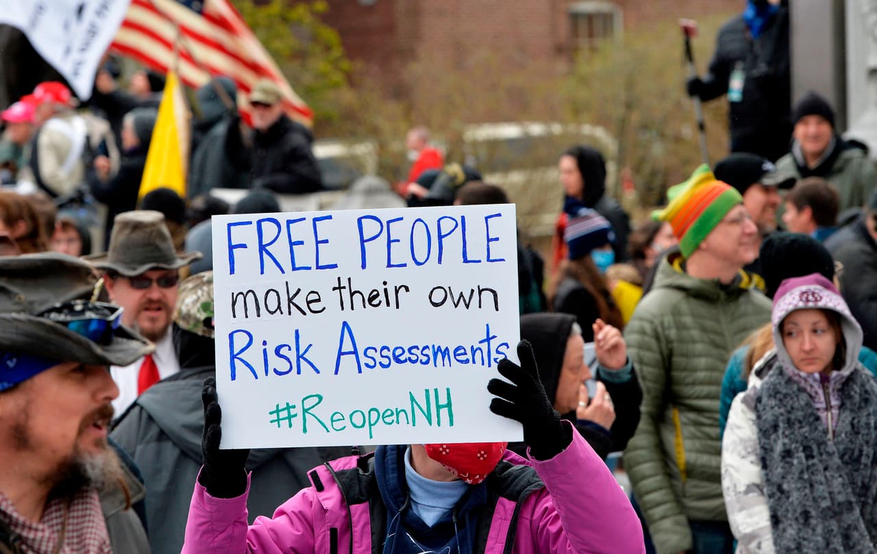 Decenas de residentes de New Hampshire protestan frente al Congreso local, pidiendo al gobierno 'reabrir' los negocios cerrados a causa de la propagación del virus, una medida de distanciamiento físico clave para contener de la altamente contagiosa enfermedad.
<br>
<br>
<br>