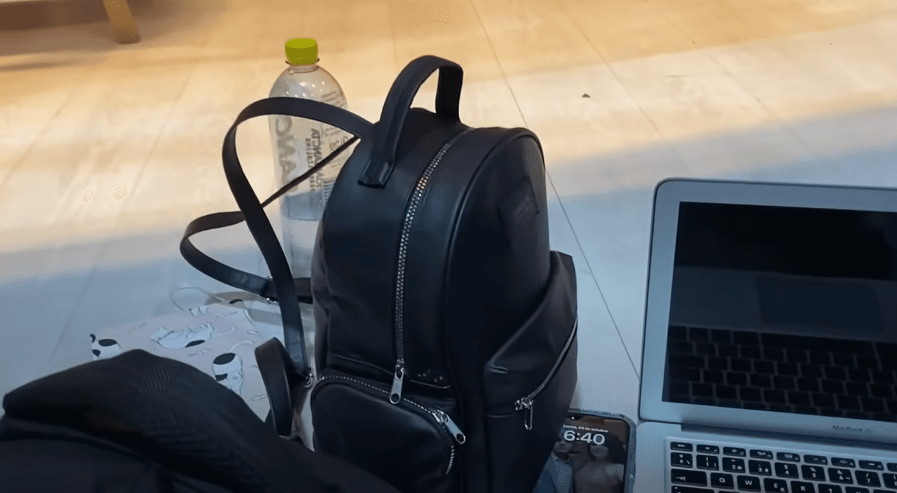 Violeta Isfel muestra lo que carga en su bolsa