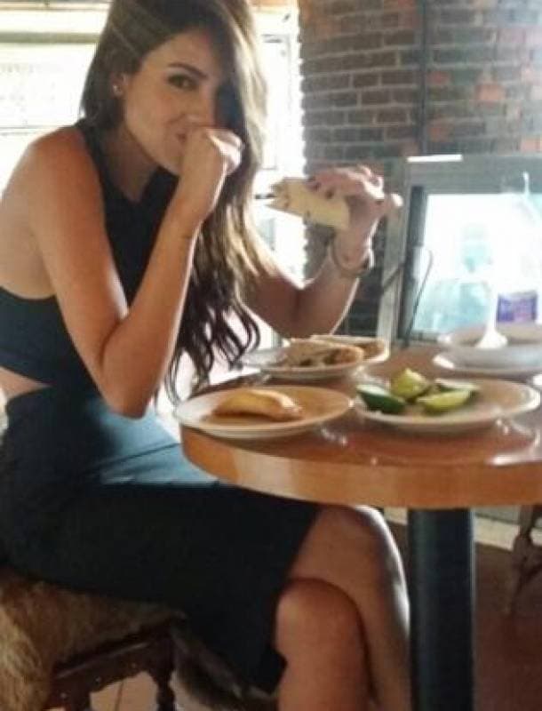 Aunque Eiza González cuida mucho su figura de vez en cuando se echa unos tacos.
