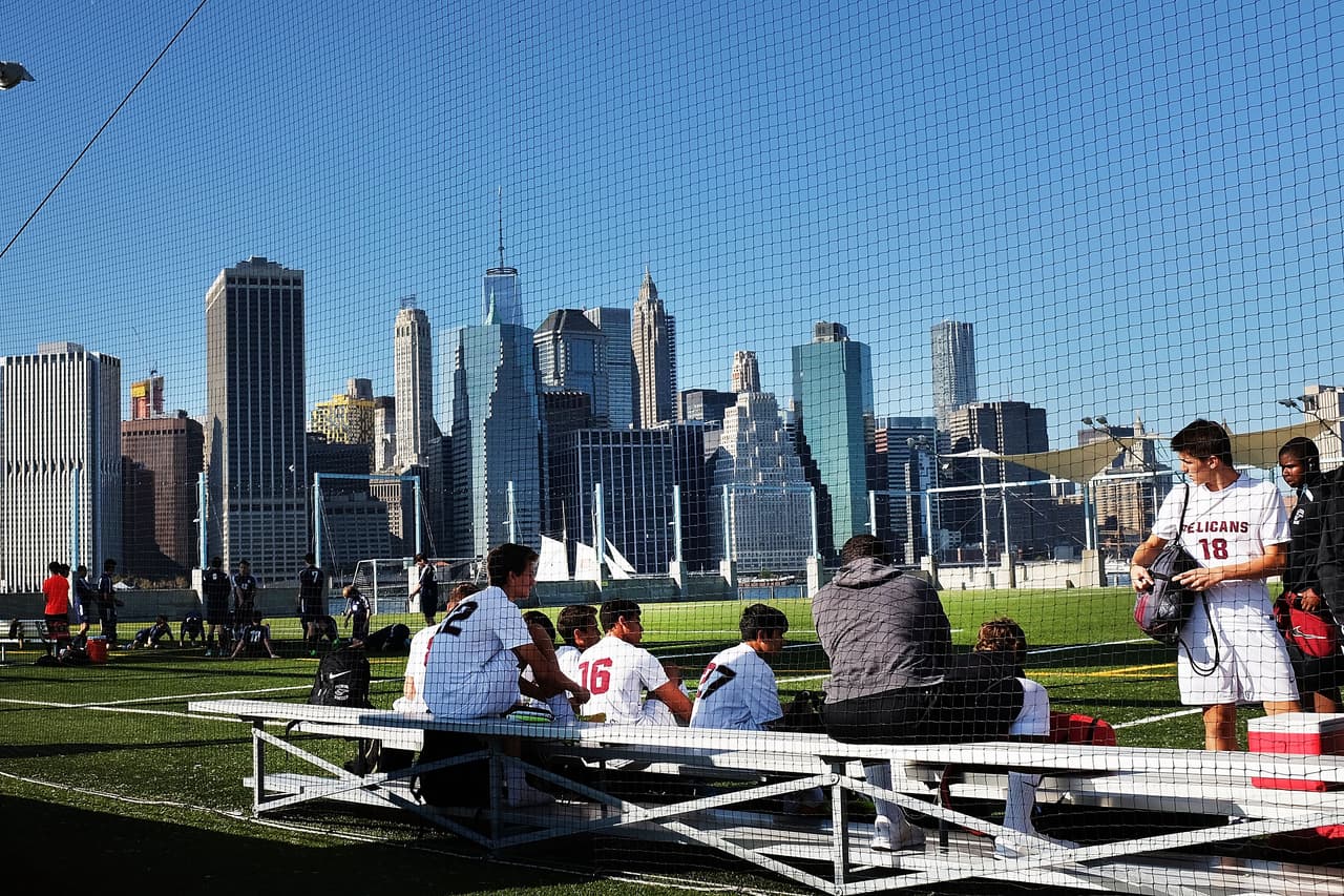 Y, ¿esos tres equipos de Nueva York compiten entre sí? No, está prohibido por las leyes de la ciudad. Sí, se enfrentan en tres temporadas. Sus jugadores se unen en un solo equipo para triunfar sobre otros de diferentes ciudades