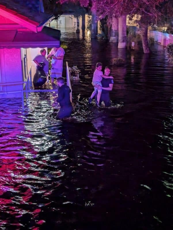 Las inundaciones que provocó el paso del
<b><a href="https://www.univision.com/local/miami-wltv/imagenes-destruccion-zonas-florida-donde-impacto-fuerza-huracan-helene-fotos" target="_blank">huracán Helene</a></b> permitieron contar algunas historias con finales felices. Es el caso de esta familia.
