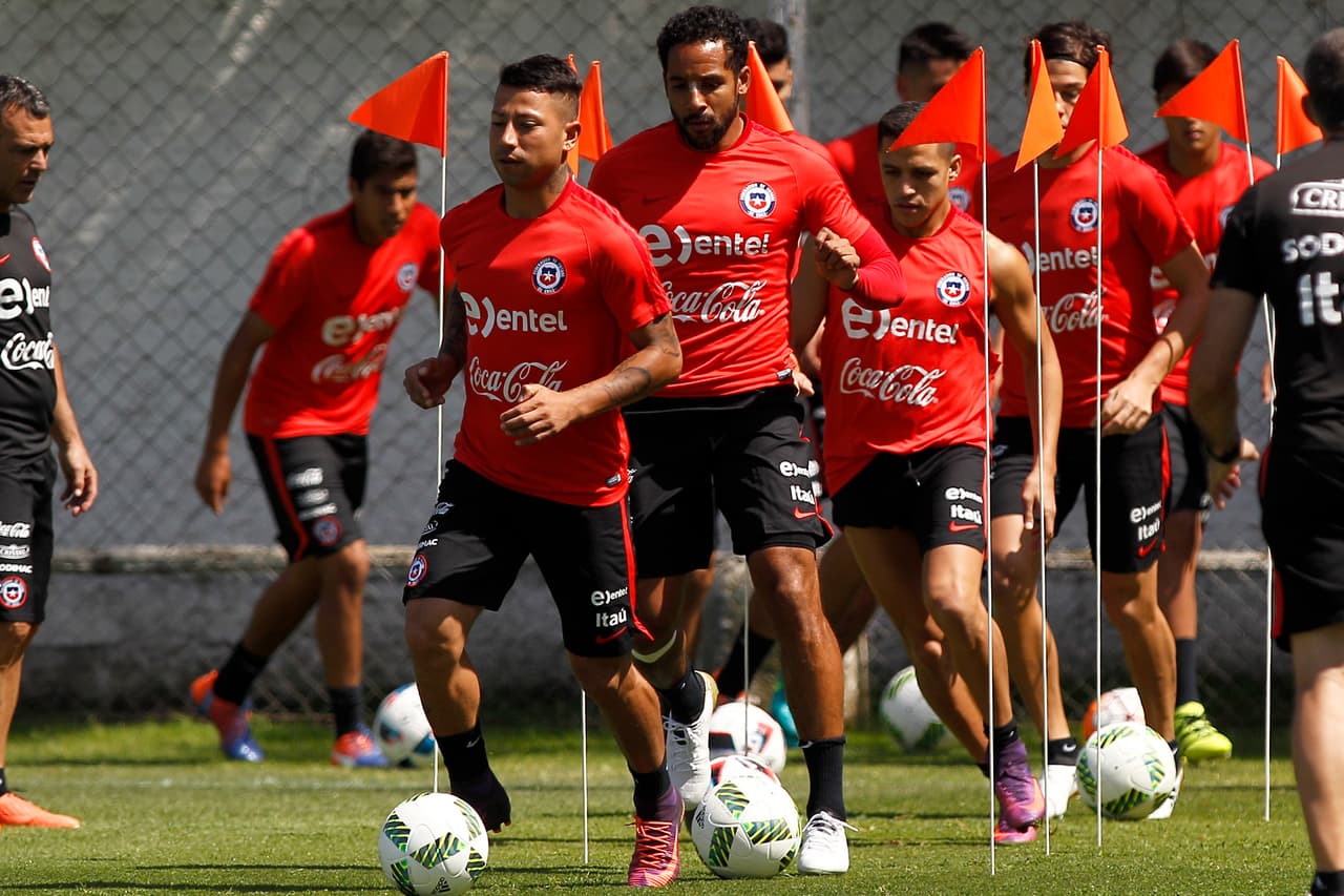 Picture released by Photosport Chile showing Chile's players in Santiago on November 8, 2016 during a training session ahead of their WC 2018 qualifier against Colombia. / AFP / Photosport Chile / Marcelo HERNANDEZ (Photo credit should read MARCELO HERNANDEZ/AFP/Getty Images)