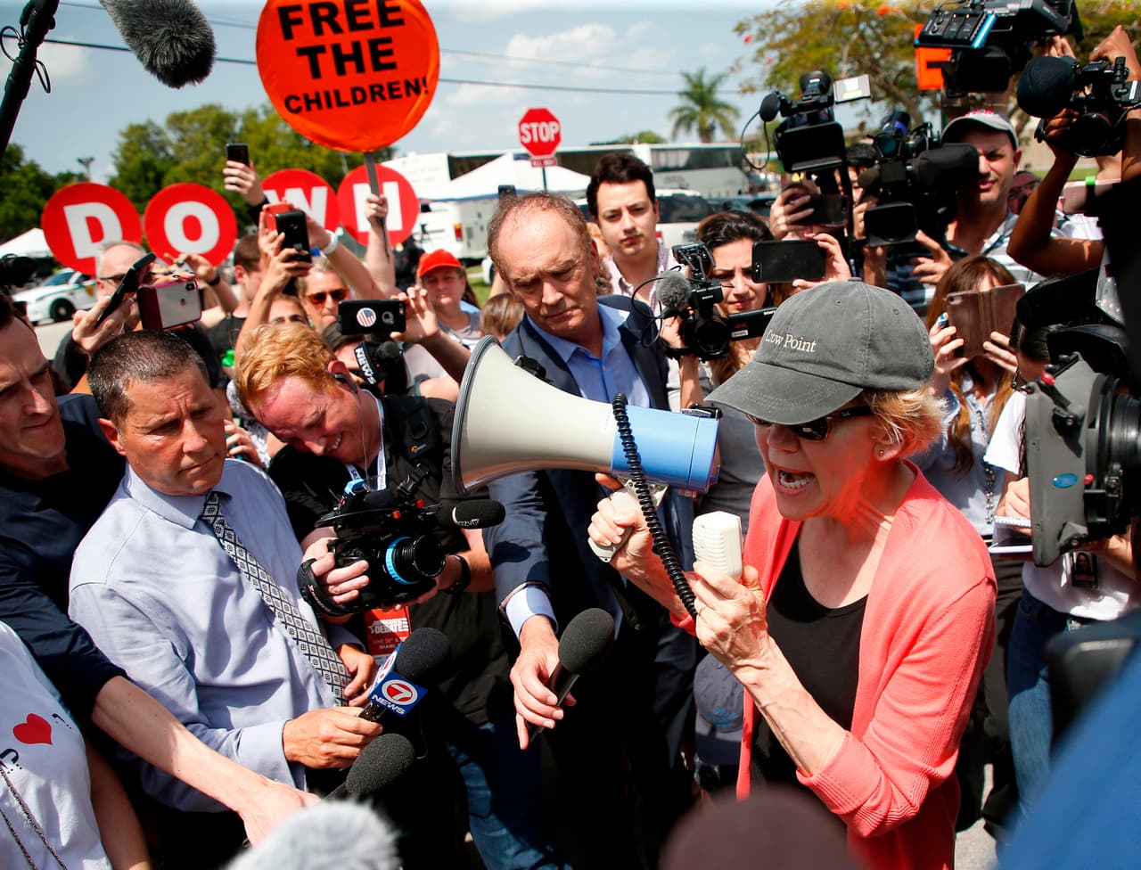 La senadora Elizabeth Warren, una de las favoritas en las primarias demócratas, fue de las primeras en visitar el centro de detención de inmigrantes de Homestead, en el sur de Florida. En la imagen, se le observa mientras habla a activistas y políticos locales sobre las razones por las que critica el trabajo que se realiza en las instalaciones, que son operadas por una empresa privada.