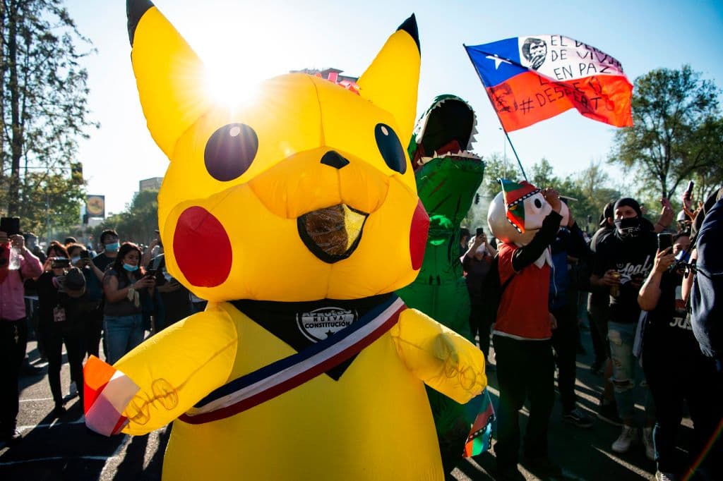 Giovanna Grandon, una conductora chilena de autobús de 45 años, participa 
<a href="https://www.univision.com/noticias/america-latina/miles-conmemoran-un-ano-del-estallido-social-en-chile-nunca-imagine-que-iba-a-pasar-despues-de-recuperar-la-democracia-fotos">en las protestas de Chile</a> de octubre de 2020 disfrazada de 
<b>Pikachu</b>. Las manifestaciones de la primavera austral del año pasado exigían reformas sociales en el país sudamericano, que es el quinto país con mayor índice de desigualdad en América Latina 
<a href="https://es.weforum.org/agenda/2019/12/las-sociedades-mas-desiguales-de-america-latina/">de acuerdo con datos del Banco Mundial de 2019</a>.