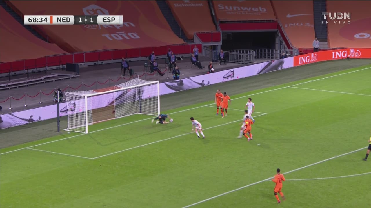 ¡Atajadón espectacular! Unai Simón desvía a quemarropa a Depay