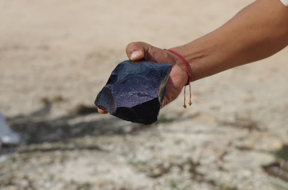 También culturas como los aztecas usaban obsidiana para crear cuchillos, dagas y puntas de lanza o flecha. En civilizaciones más antiguas como los griegos también era notoria por formar armas.