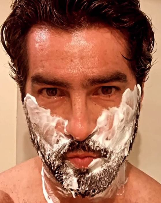 Coloquialmente, un 'sugar daddy' o 'sugar mammy' es aquella persona que ofrece regalos, dinero, viajes y más a otra de mucho menor de edad a cambio de una relación amorosa. 
<br>