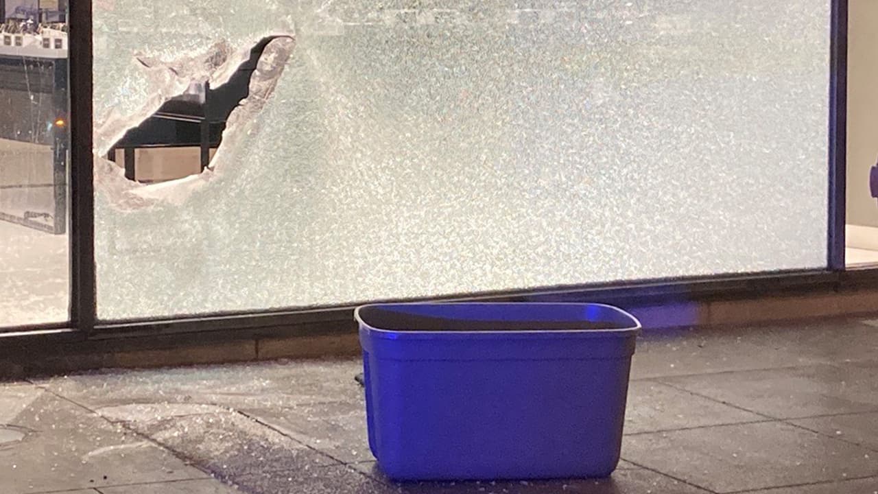 Una vez dentro, los sujetos habrían sido confrontados por un guardia de seguridad. Lqs autoridades no reportan personas lesionadas.