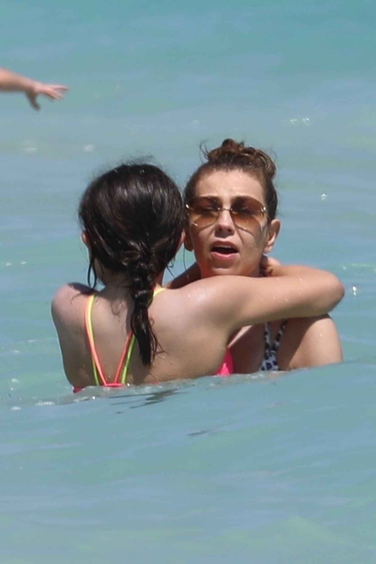 Un tiempo después, Thalía decidió que saldría del agua, aunque Sabrina quería que se quedara.