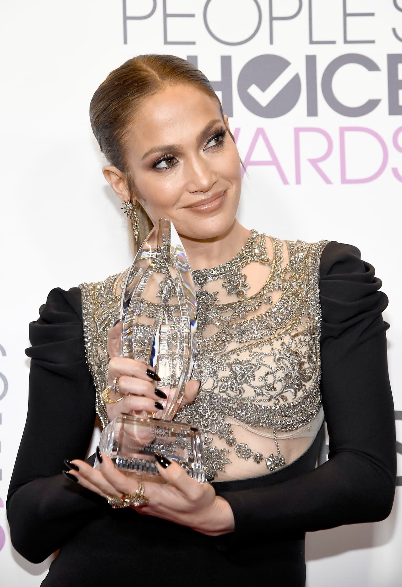 Últimamente se le ha relacionado con el cantante Drake, pero de él ni surgió el tema.