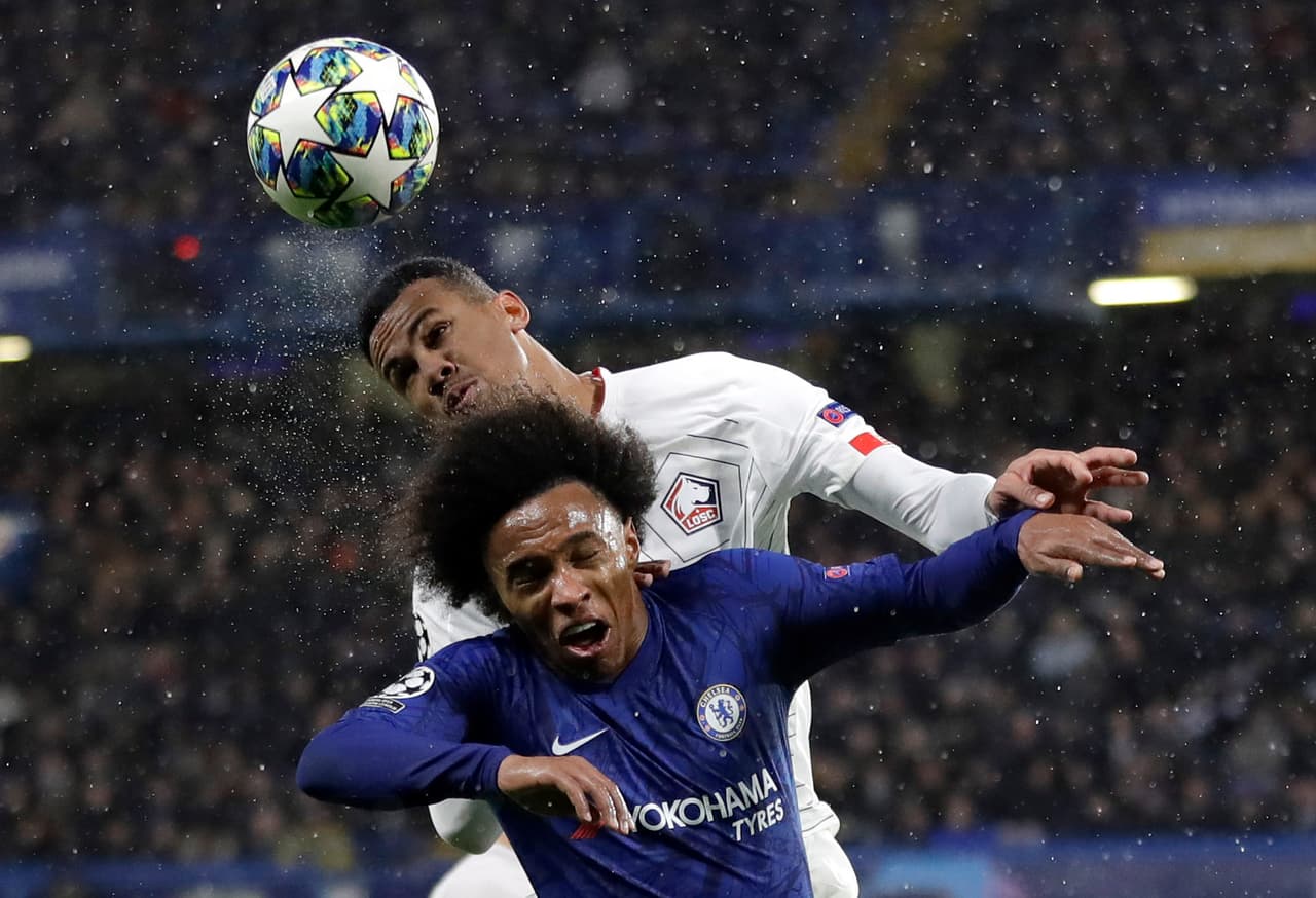 Willian y Gabriel pelean por el balón en el aire durante el encuentro entre el Chelsea y Lille.