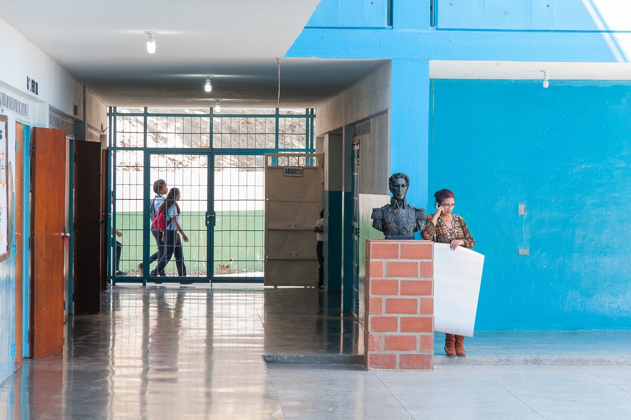 El colegio, ubicado en la ciudad de Guarenas, a 41 kilómetros de Caracas, fue fundado hace 40 años y hace 16, poco después de la llegada de Hugo Chávez a la presidencia de Venezuela, recibió la denominación de "escuela bolivariana".
<br>