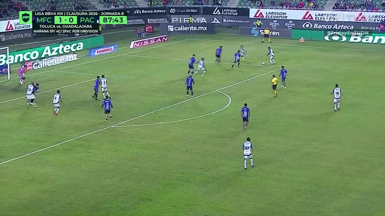 ¡Increíble oportunidad desperdiciada! Víctor Guzmán falla frente al arco