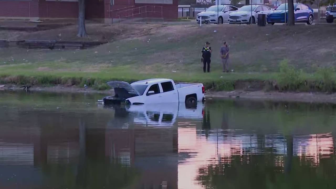 Un hombre es hallado muerto en su camioneta en un lago de Dallas: tenía heridas de bala