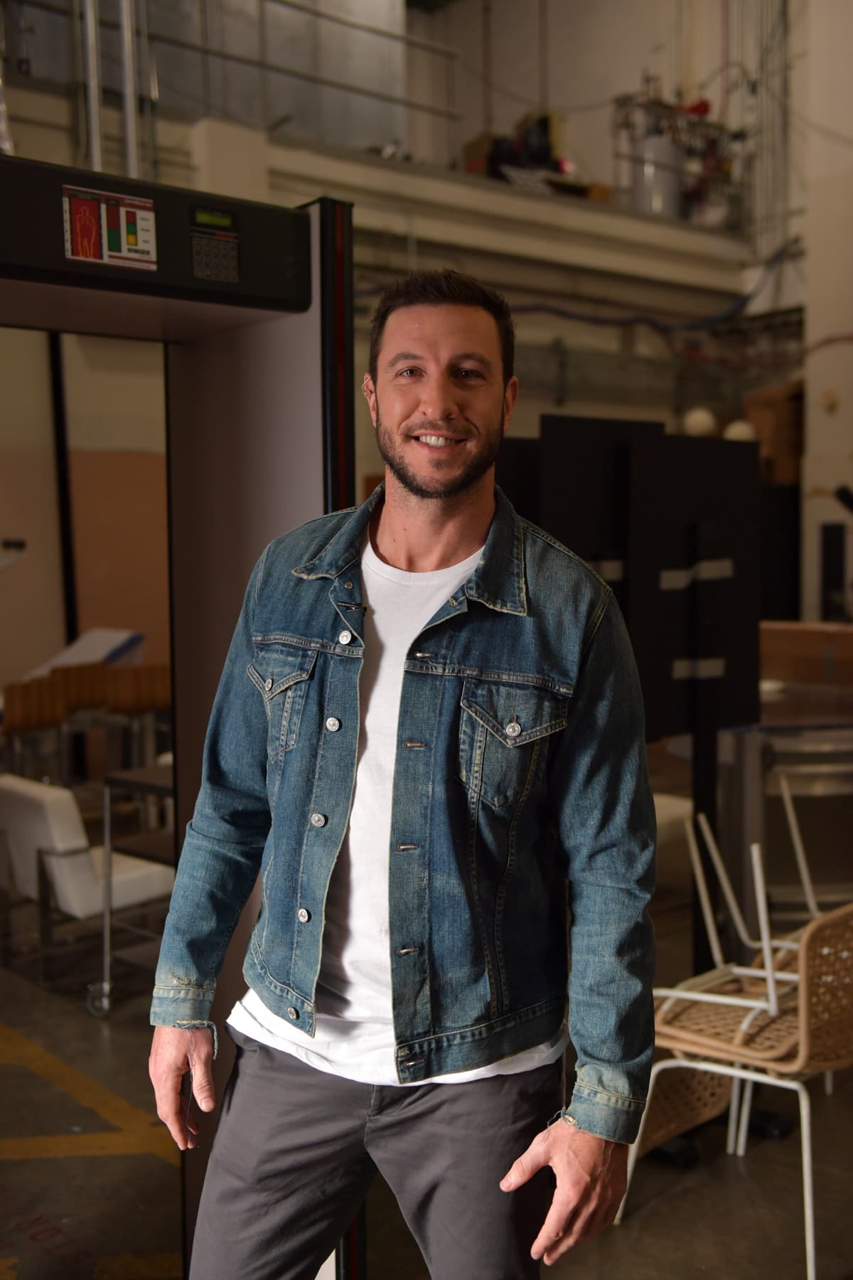 También sorprendimos detrás de cámaras al actor Pablo Schreiber, quien muy sonriente posaba para las fotos.