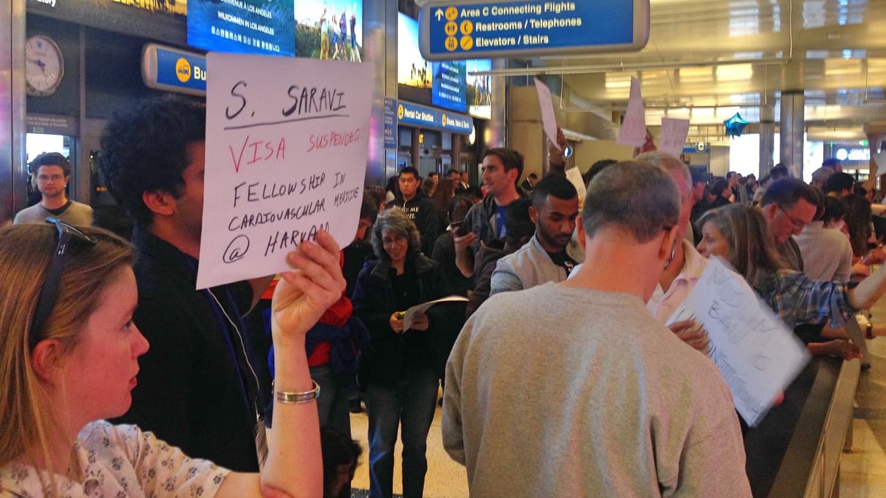 Pasajeros como Caroline Beach, con destino a Alemania, se sumó a la protesta.