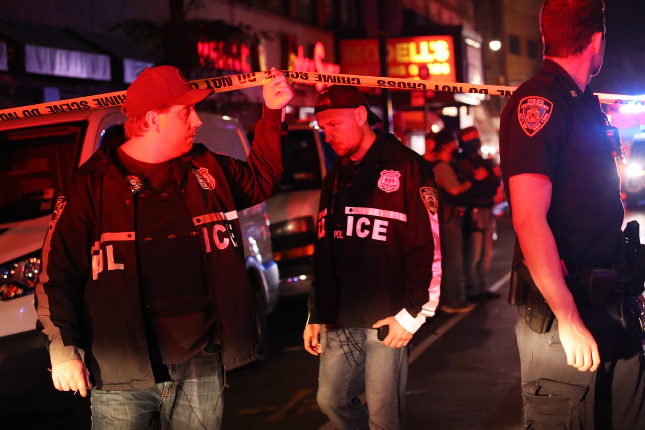 El comisionado de la Policía de Nueva York, Dermot Shea, detalló que el incidente se registró a las 11:45 pm cuando el sospechoso se acercó a un oficial “sin señal de aviso” y “casualmente”, sacó un cuchillo y lo apuñaló en el cuello.