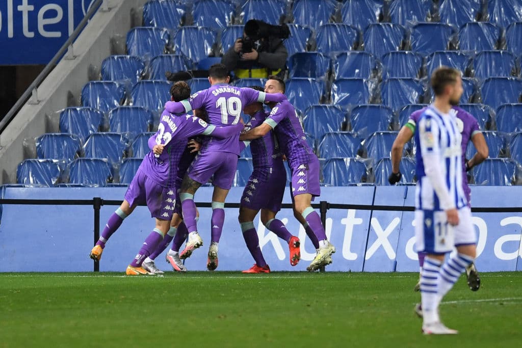 Real Sociedad y Betis igualaron a dos tantos en Anoeta. Llegaron a 31 y 27 unidades.