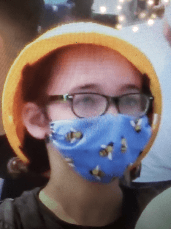 El sábado 30 de mayo de 2020, una
<b>sospechosa desconocida</b> (y otras personas que no aparecen en la foto) vertieron acelerante de fuego en un vehículo marcado de LAPD, provocando que el vehículo se quemara. El incidente ocurrió en las cercanías de Beverly Boulevard y Fairfax Avenue. El FBI y la Policía de Los Ángeles buscan información sobre la persona en la imagen.