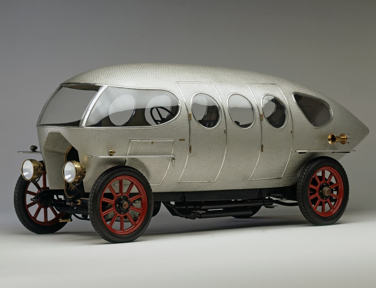 Otra muestra de innovación es el concepto Aerodinámica, basado en el A.L.F.A. 40/60HP de 1914, el cual podía alcanzar hasta 86 mph (139 km/h).