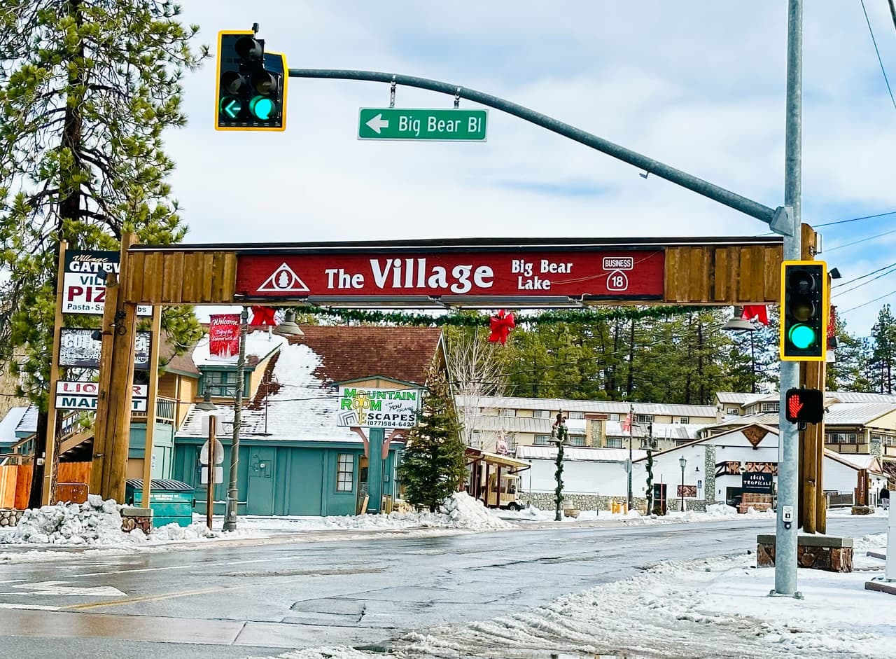 Pine Knot Village está ubicado en el centro de la ciudad. Es uno de los mejores lugares para visitar en Big Bear y atrae a miles de turistas cada año.
<br>